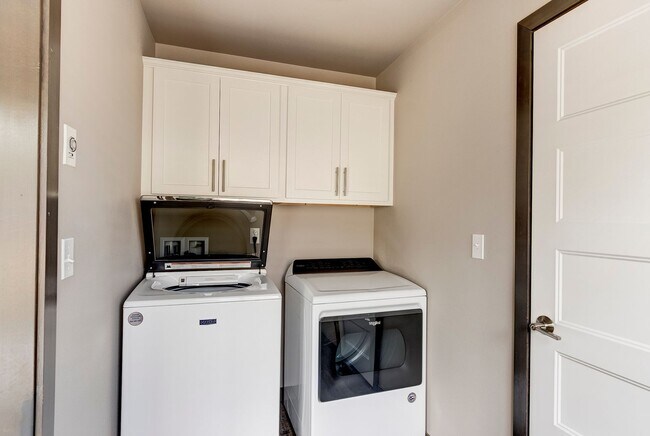 Building Photo - Stylish 3-Bedroom Home with Fenced Yard