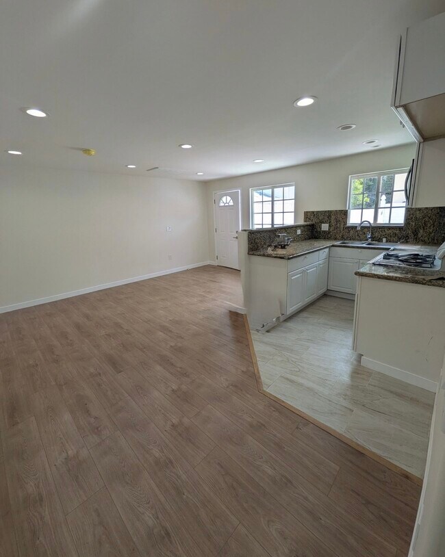 Building Photo - 10844 Odell Ave