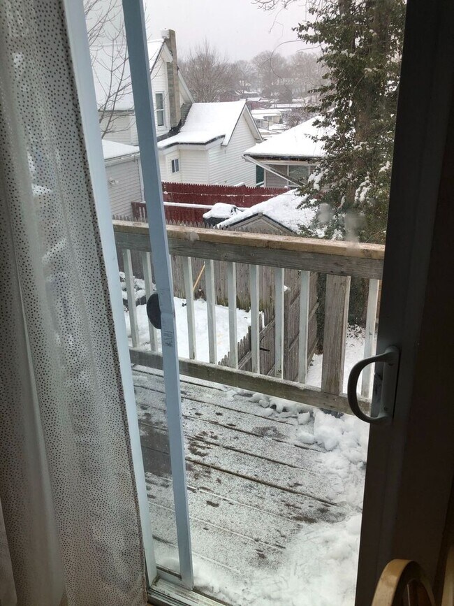 Building Photo - 17 Uni