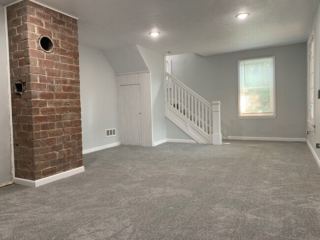 Building Photo - 800 Mill St