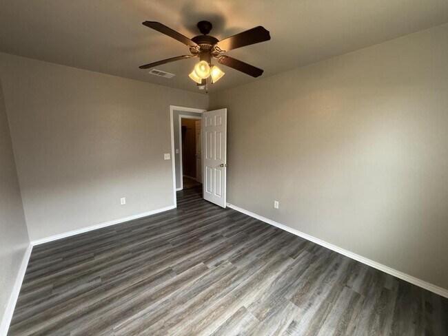 Building Photo - 4205 Cambridge Dr