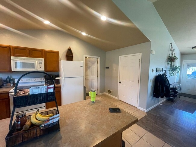 Building Photo - Pet Friendly UNFURNISHED LONG TERM Kalispe...