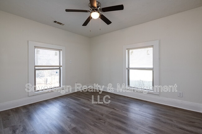 Building Photo - 406 Paines Ave NW