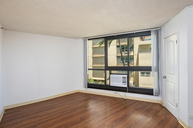 Building Photo - 134 Kapahulu Ave