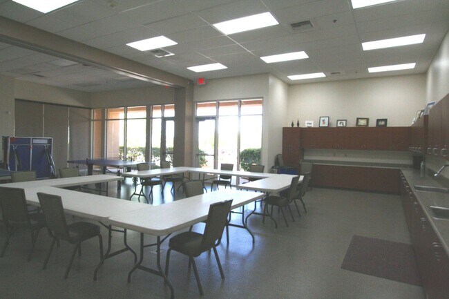 Building Photo - 2 bed w/den, 2 bath, 2 car single story house