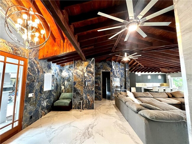 Building Photo - 720 NE 28th Ave