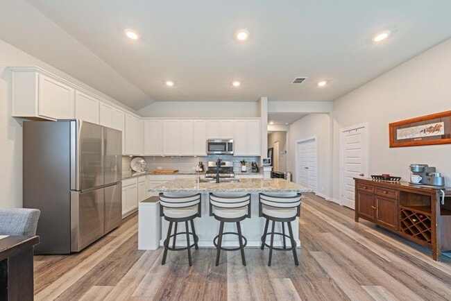 Building Photo - 1020 Highland Vista