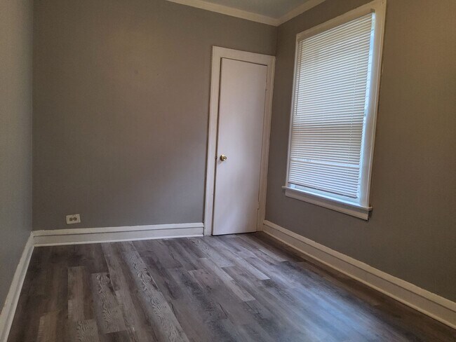 Building Photo - Welcome to this Chicago-style brick Bungal...