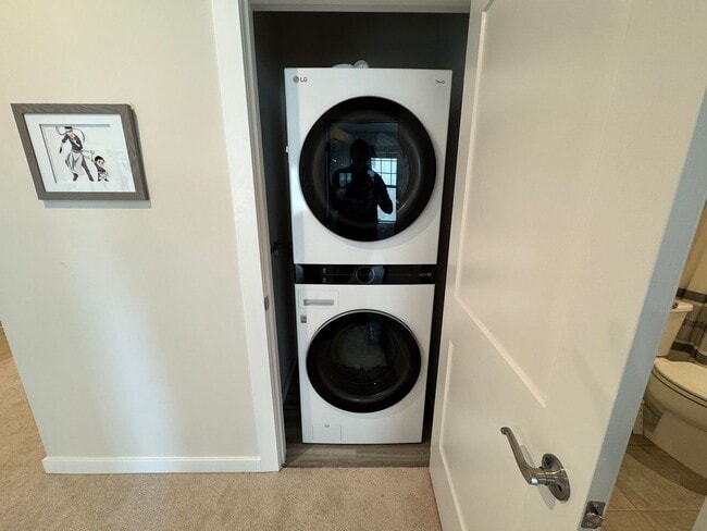 Building Photo - Stunning 2 Bed 2 Bath Interior Townhome In...