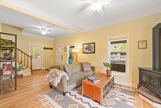 Building Photo - Fully Furnished Northside Bungalow Available for Month of August, 2026