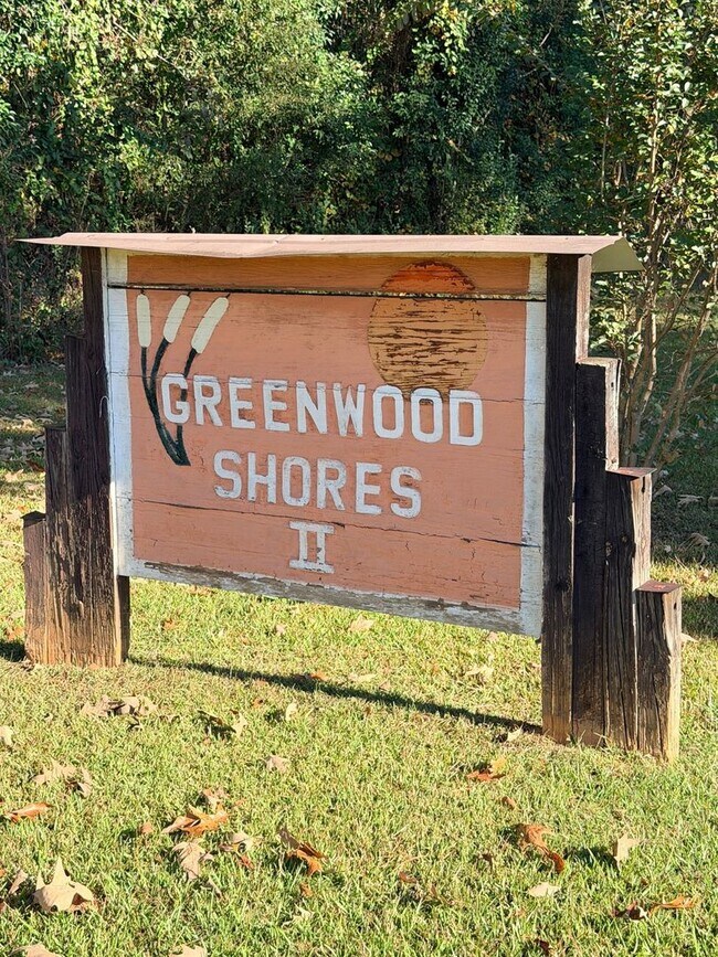 Building Photo - 332 Pinelake Dr.