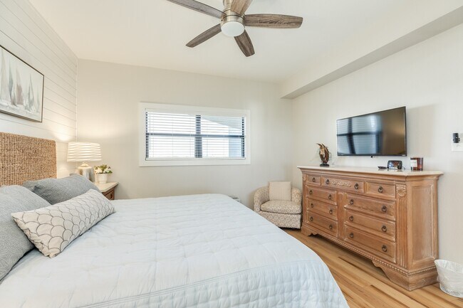 Building Photo - 7700 Seawall Blvd