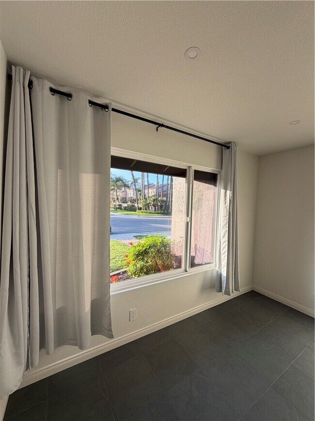 Building Photo - 15999 Via De Las Palmas