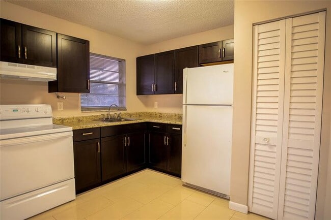 Building Photo - 416 Lakeside Dr