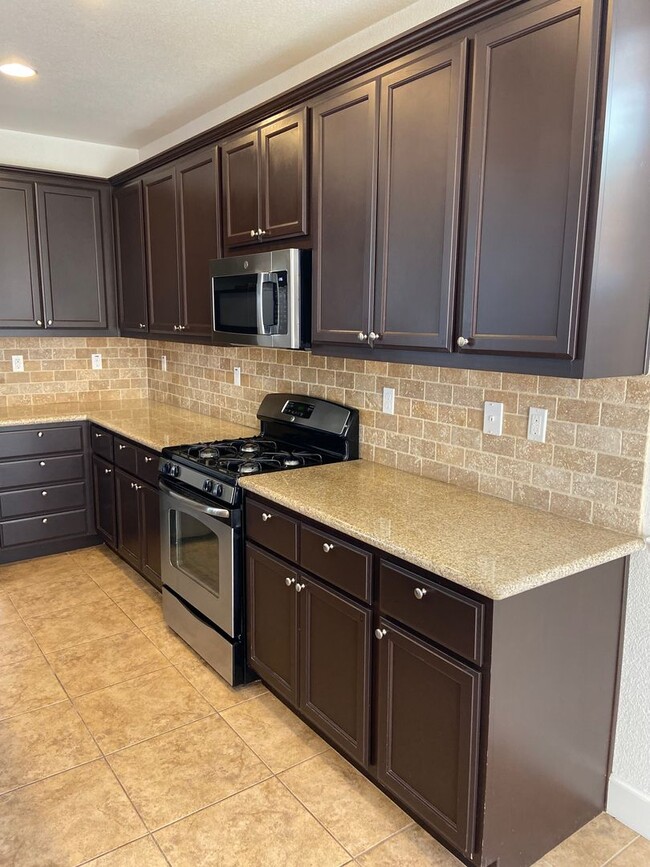 Building Photo - Turnstone Community off Iron Point & Prairie City. 4 Bdrm, 3 Bath - Walk to nature trails, park, ...