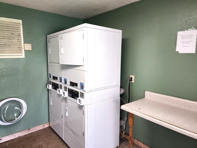 Building Photo - Ground Floor Unit; Tile/Laminate Flooring;...