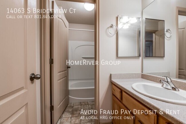 Building Photo - Awesome 3 Bed 2 Bath Townhome!