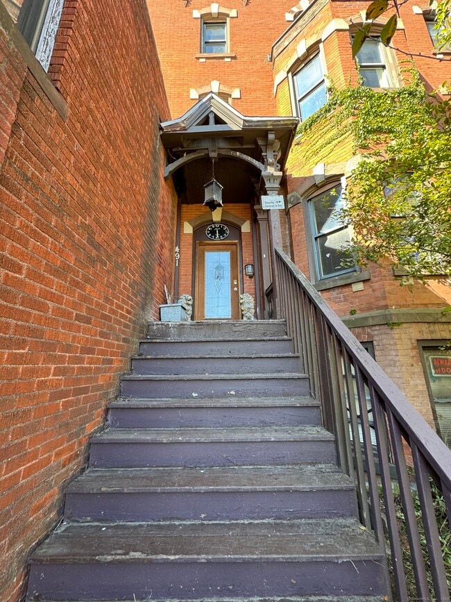 Building Photo - 491 Meadow St