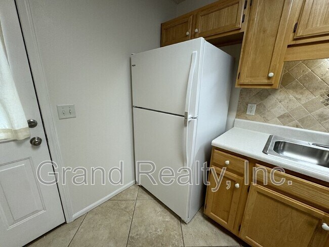 Building Photo - 1015 Peakview Dr