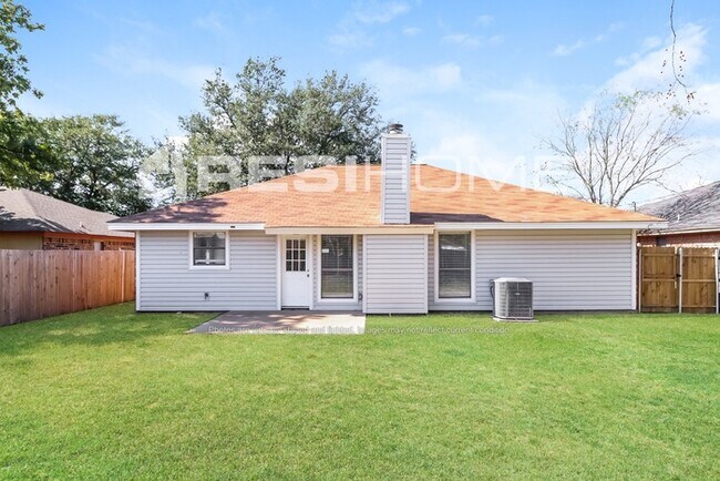 Building Photo - 4404 Lakeview Dr