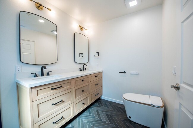 Building Photo - Eastside Costa Mesa Gem