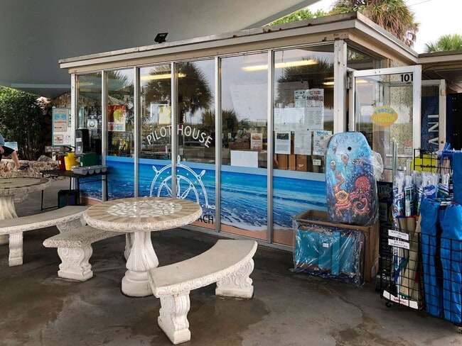 Building Photo - Seasonal Rental Near Venice – Pet-Friendly...