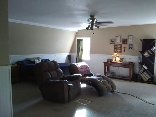Building Photo - Charming 2 story home available on quiet s...
