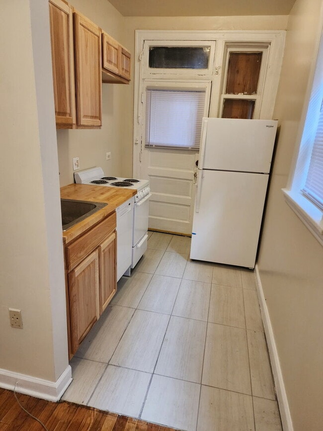 Building Photo - 1345 1/2 W Touhy Ave