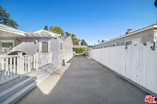 Building Photo - 5439 Carpenter Ave