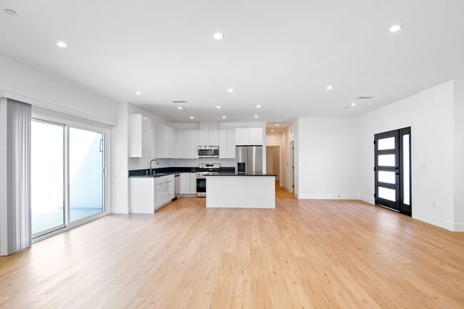 Building Photo - Modern 5 bedroom House for lease in Northr...