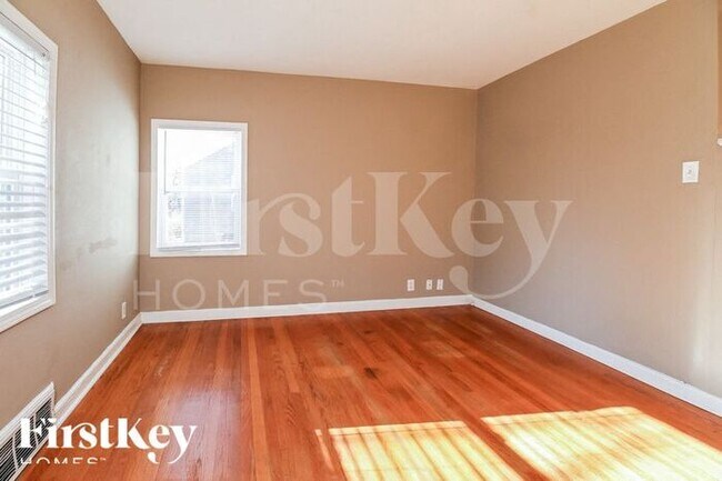 Building Photo - 3106 NE 56th St