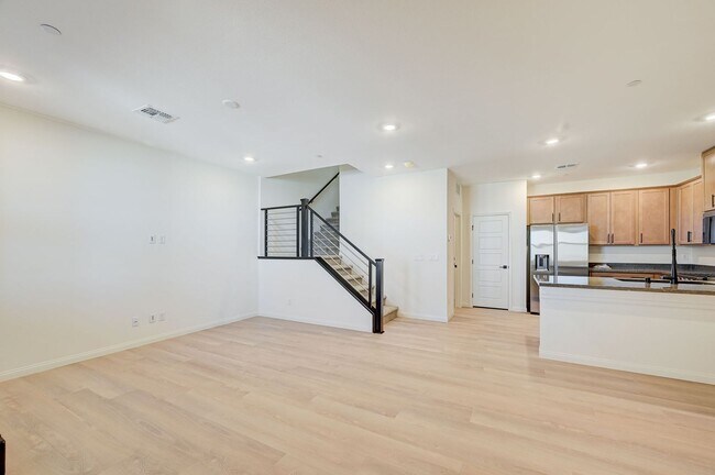 Building Photo - Stunning Summerlin townhome! 2 car garage!