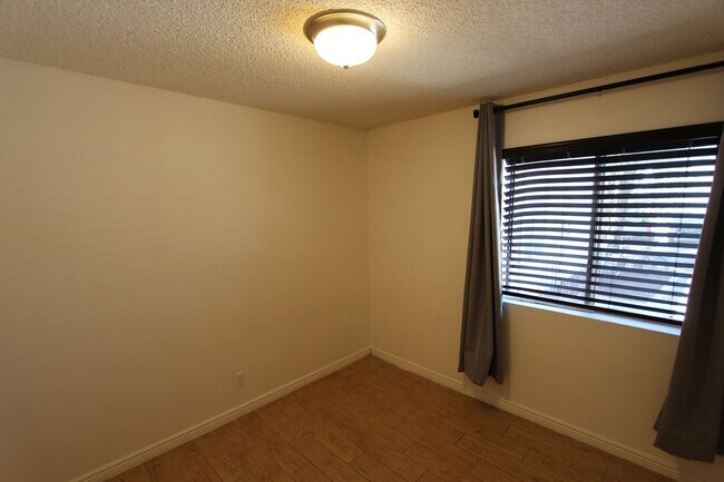 Building Photo - Ground-Level 2 Bedroom Condo in Pineview Village | Covered Parking + Storage