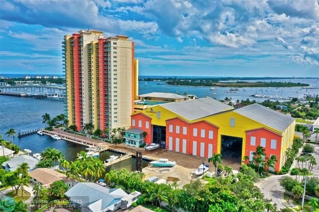 Building Photo - 2640 Lake Shore Dr