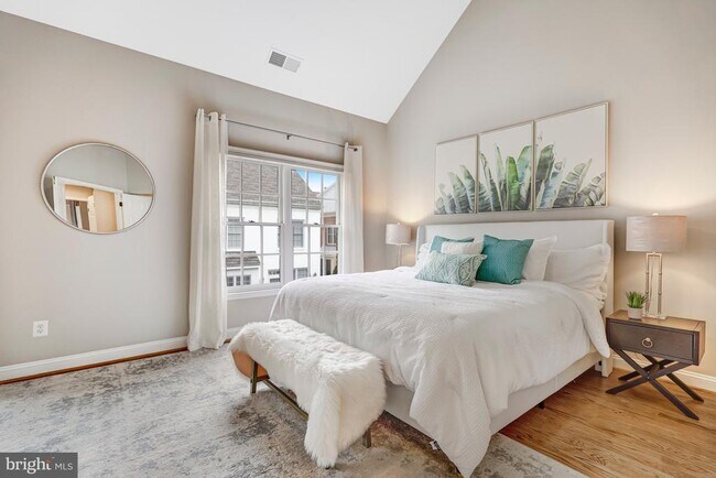 Building Photo - 17 Alexander St