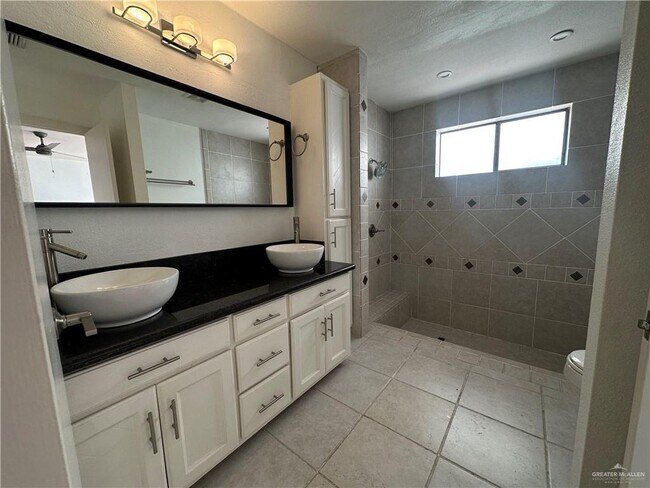 Building Photo - 22 1st Ln Ct