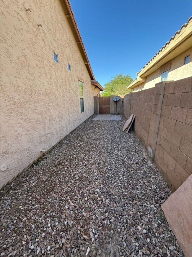 Building Photo - Beautiful 6 Bedroom - 4 Bath w/Private Pool & Basement - Chandler