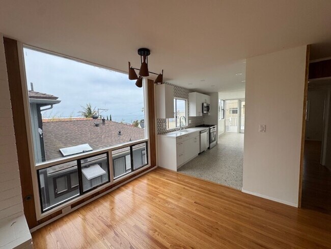 Building Photo - Charming Meets Modern – Renovated 2 Bed / ...