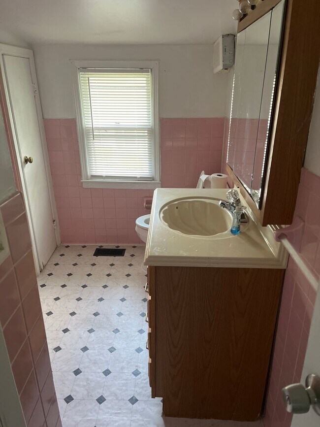 Building Photo - AVAILABLE NOW! Move-In Special Available – Free First Month’s Rent!