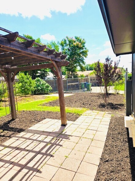 Building Photo - 526 Doral Pl