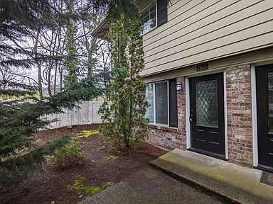 Building Photo - Available Now! Pet-Friendly 2 Bed/ 1.5 Bath with Patio & Parking