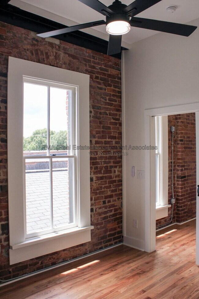Building Photo - 4 6/8 Zebulon St