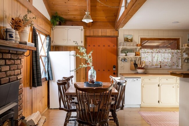 Building Photo - Cozy 2 Bedroom 1 Bathroom Home in Big Bear City