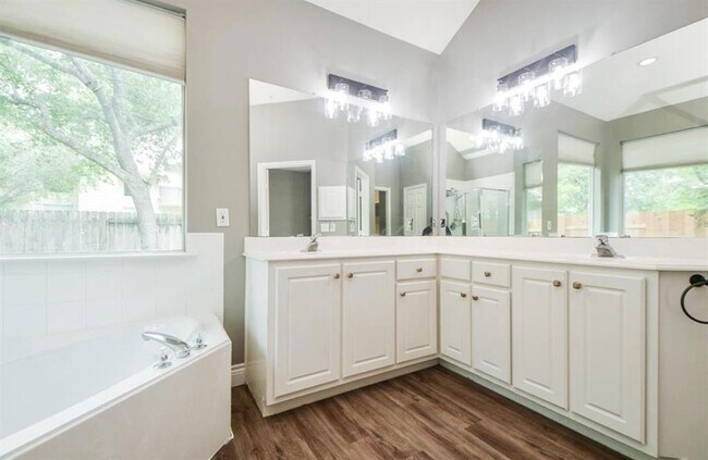 Building Photo - 18 E Knightsbridge Dr