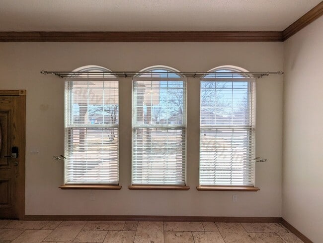 Building Photo - Luxurious Relaxation in Raintree