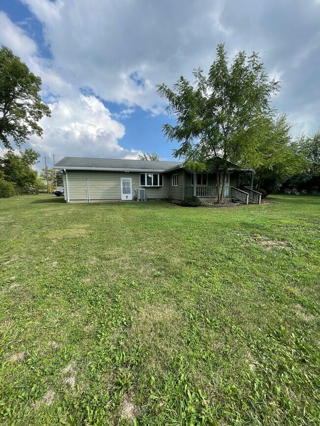 Building Photo - Three Bedroom Single Family Home in the Co...