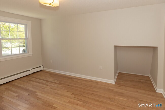 Building Photo - 10 Meadow Ln