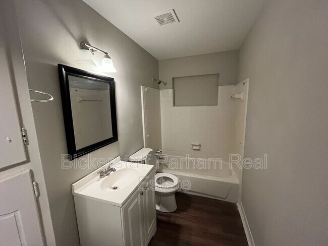 Building Photo - 403 Raintree St