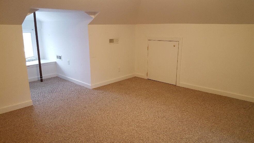 Building Photo - 1076 College Ave