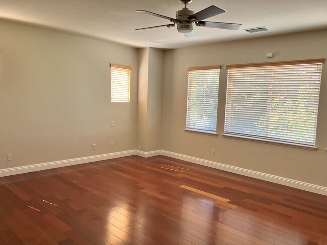 Building Photo - 807 Traditions St